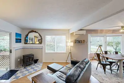 Image de Dog-Friendly Two-Story Home near the Beach w/Free WiFi, Gas Grill, & Firepit