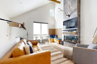 Image de Ski-in/out townhouse with hot tub - dog-friendly