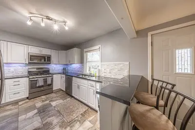 Image de Entire House::Updated Urban Haven