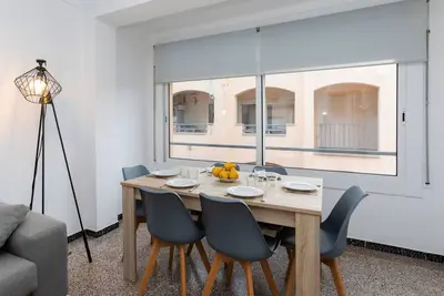 Joli appartement pour 5 personnes avec climatisation, Wifi, Tv, balcon et parking