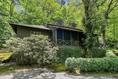 Image de Laurelwood | Desirable Highlands Country Club Location