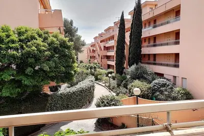 Image de T2 avec Grande Loggia, Parking, Proche Plage et Commerces à La Favière