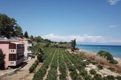 Image de Directly on the fine Memi sandy beach located apartment with sea view.