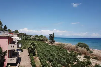 Image de Directly on the fine Memi sandy beach located apartment with sea view.