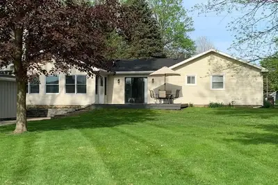 Image de Lake Front home near Sister Lakes area. Pontoon rental available.