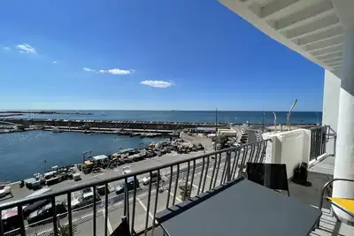 F2 avec terrasse et une vue exceptionnelle sur le Port et le Môle