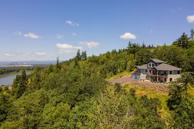 Image de Perched on the Edge! Stunning Bluff with Wide River Views @ Kalama Oaks Lodge