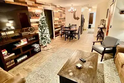 Image de Sleeps 16! No Stairs! Perfect Location! Stylish & near Sdc, Lake, & Hwy 76 Strip