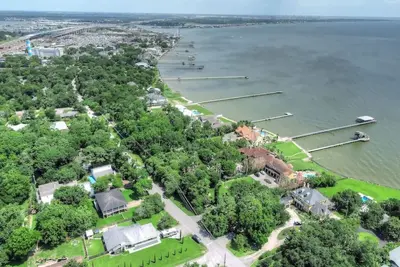 Image de Bel · Boardwalk Pool Home w Bikes and Boat Parking