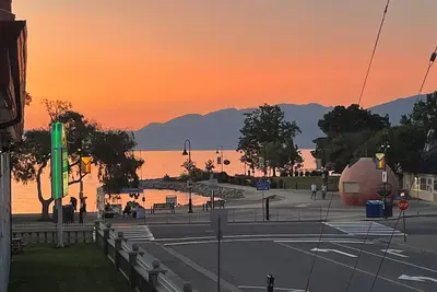 Image de Amazing location! Steps to Okanagan Beach. Lakeview condo