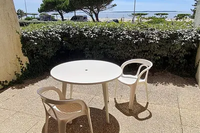 Image de Studio moderne Rdc avec garage et terrasse