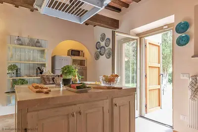 Villa di Mezzo - sleeps 8 guests  in 4 bedrooms