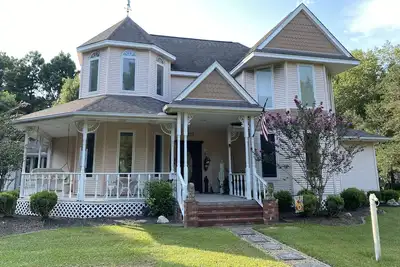 Image de Comfortable Victorian home with yard for outdoor enjoyment in rural Fannett