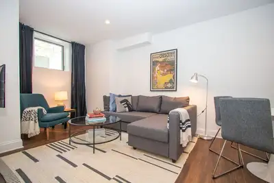 Image de Stylish 1br oasis with Ac, laundry, next to park!