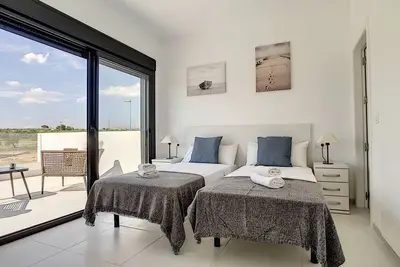 Image de Modern villa with private pool