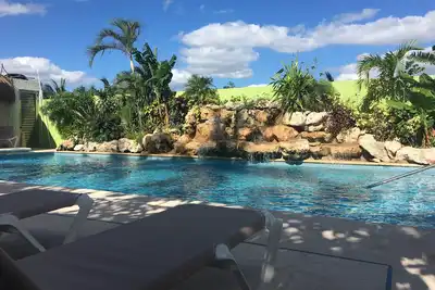 Image de Amazing two bedroom condo steps from the beach