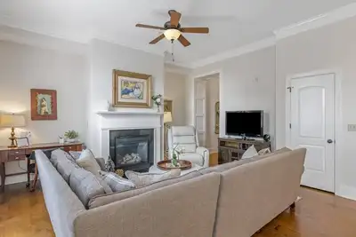 Image de Bay St Beauty 2 Bedroom Condo in the Heart of Sav