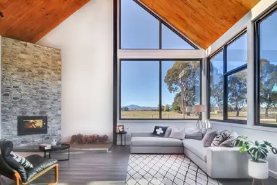 Image de Vista Montagna - modern home set on peaceful acreage.