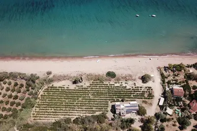Image de Directly on the fine Memi sandy beach located studio with sea view.