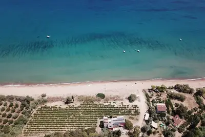 Image de Directly on the fine Memi sandy beach located studio with sea view.