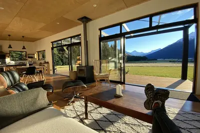 Image de Makarora Bach - Sunny house with spectacular mountain views. Sleeps 6 plus pets.