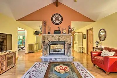 Image de Bushkill Beauty- HotTub, Firepit, Lake, Pedal Boat