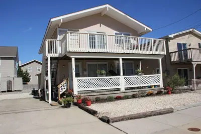 Image de Perfect for your summer vacation, this 3 bedroom, 2 bath 2nd floor condo has been recently updated.