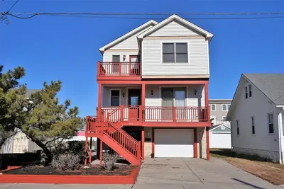 Image de Walk to shopping and restaurants from this 4 bedroom, 2. 5 bath home