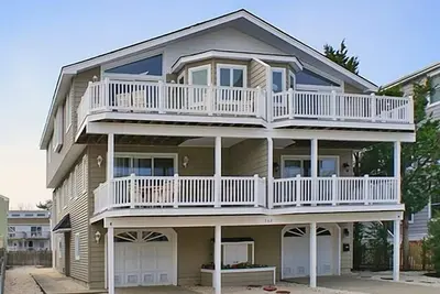 Image de Enjoy the two large decks. Only a short walk to the beach or tennis courts.