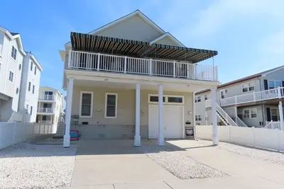 Image de Enjoy your family vacation in this 5 bedroom 3 bath Avalon upside down home