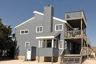 Image de Seasonal - townhouse across from the bay, just over 21st Street bridge & short walk to town.