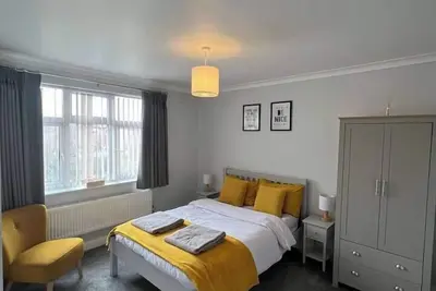 Image de Deluxe 3 bedroom, near Racecourse/Hospital/Town