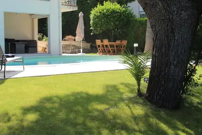 Newly renovated 4 bed villa with pool, aircon, walk into Nice port and promenade