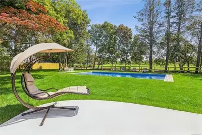 Image de Renovated American Farmhouse in the heart of Southold with heated saltwater pool