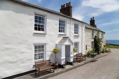 200 year old Cornish Cottage on Harbour, garden, parking, next to beach & pubs