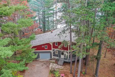Image de Lake Lodge w Pool Table & Water Toys - Close to Town