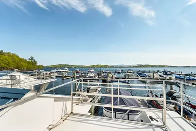 Image de 🌟 Unique Houseboat Experience on Lake Winnipesaukee - Dockside! 🚤🌊