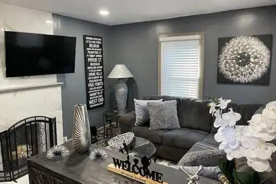 Image de The Bungalow! Cozy Three bedroom Bungalow in the Heart of it all!