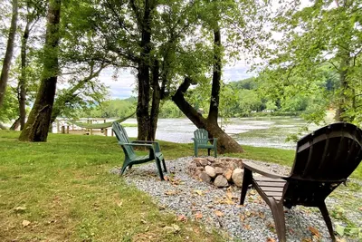 Image de Barney's Retreat- Rustic cabin on the river!