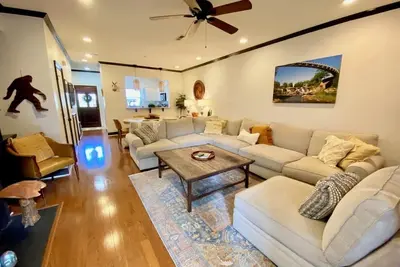 Image de West End Townhouse steps from Main St & Falls Park, Shopping, Dining, Stadium