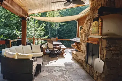 Image de Cozy up at Lake Keowee, Discounted rates into September!