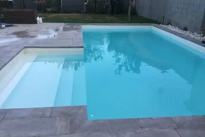 Image de Maison contemporaine avec piscine très bien située