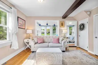 Image de Bright & Cheerful Coastal Cottage for Multi-week & Monthly Stays