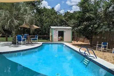 Image de 3 bed / 2 bath house with tropical backyard, pool, fenced yard, hammock