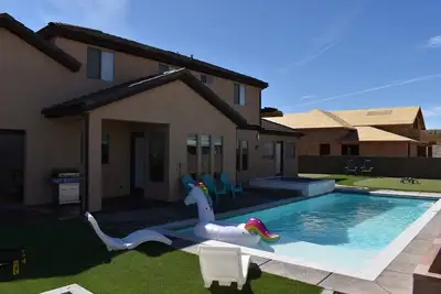 Image de 4 Br 3. 5 Bath Sand Hollow Private Pool&Spa, Game room, 46’RVGarage