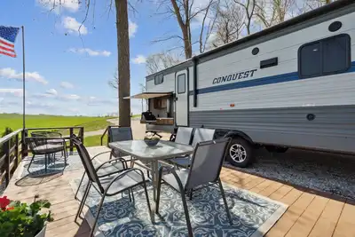 Image de The Coastal Conquest Camper Rental, located on Silver Lake in Delhi, Ia
