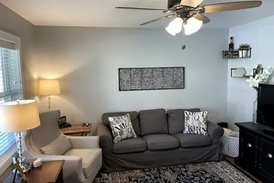 Image de Newly Renovated \"Wine Cork Escape\"!