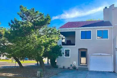 Image de Beautifully decorated end-unit on beach block!