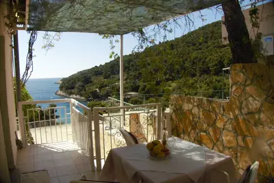 Image de Garçonnière avec la terrasse et la vue sur le mer Baie Saplunara, Mljet (As-12849-a)