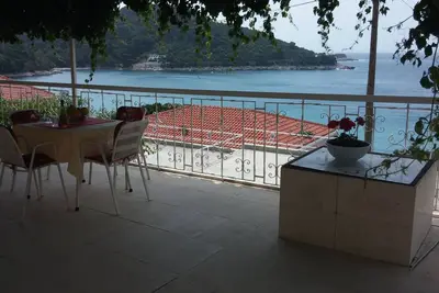 Image de Garçonnière avec la terrasse et la vue sur le mer Baie Saplunara, Mljet (As-12849-b)